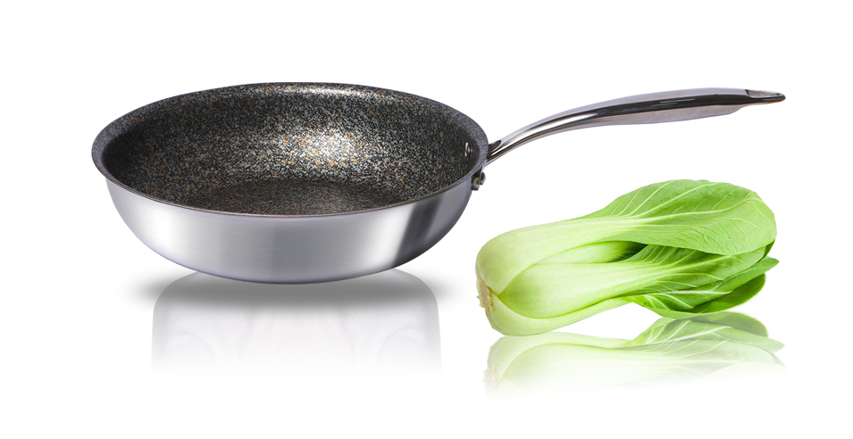 Chảo inox liền khối Ramos trên bếp gas với thức ăn chiên nóng, tay cầm inox đúc, ánh sáng tự nhiên